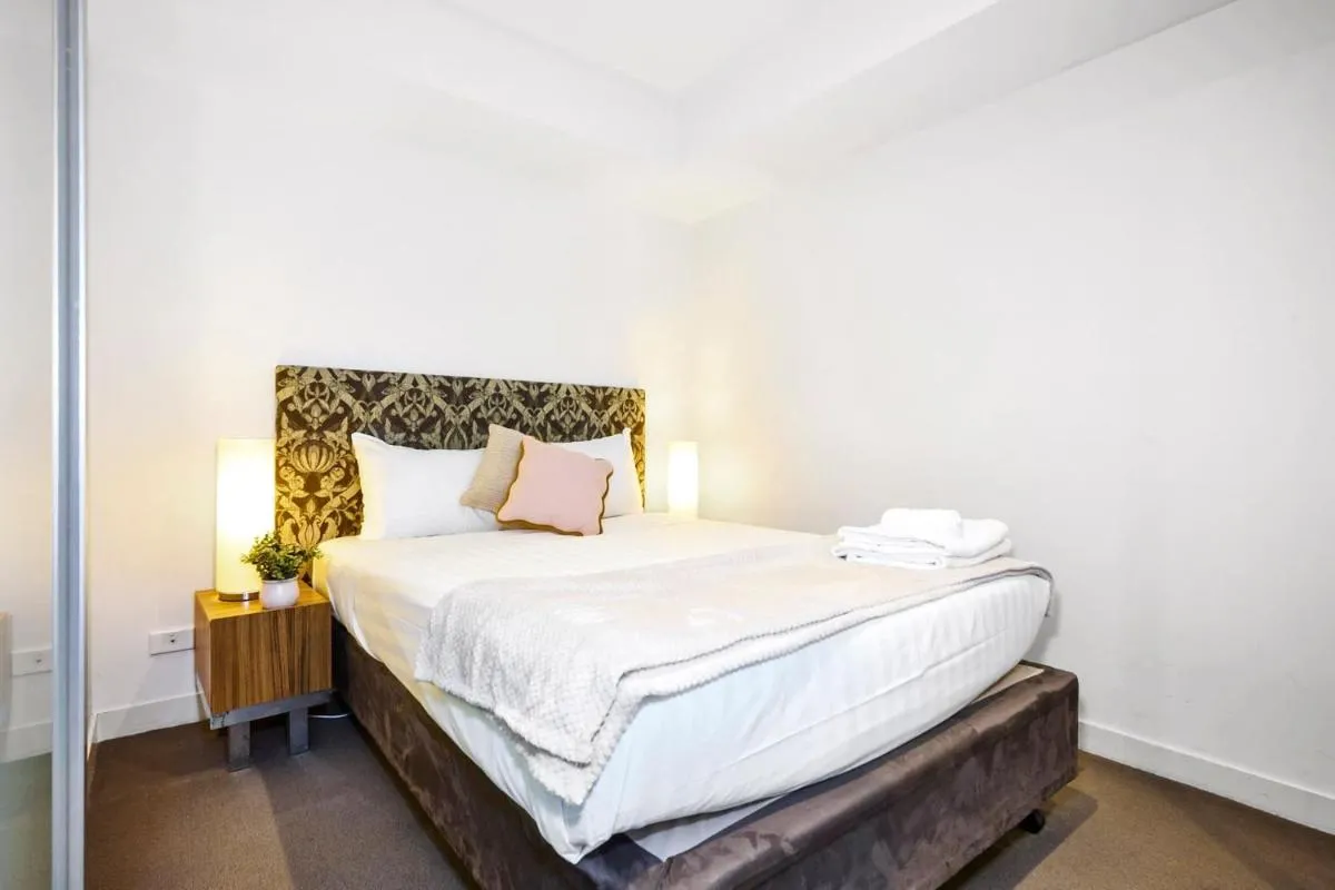 Charming 1 Bed Apartment on St Kilda Rd — 2