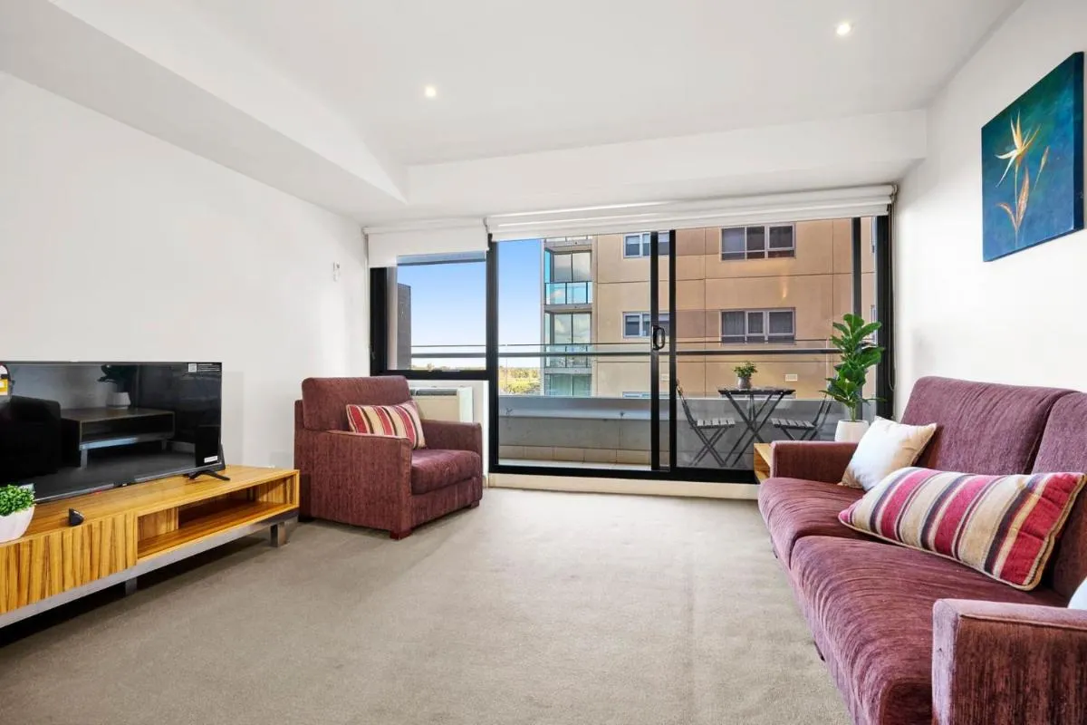 Charming 1 Bed Apartment on St Kilda Rd — 5