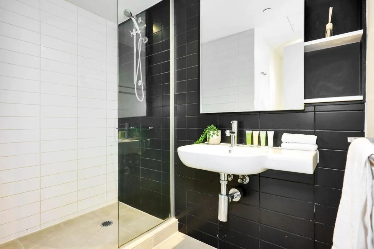 Charming 1 Bed Apartment on St Kilda Rd — 3