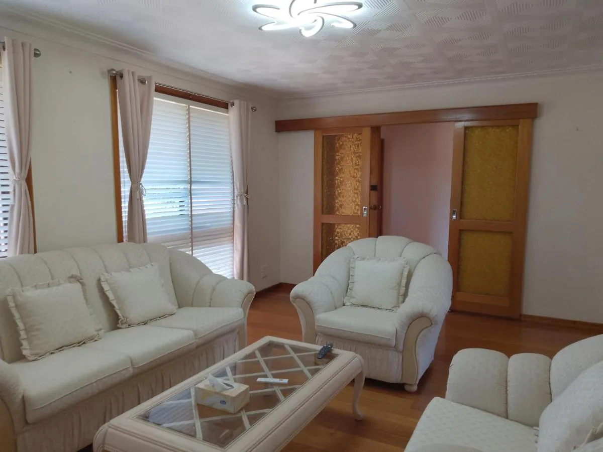 Charming Three-Bedroom Holiday Home Near Tourist Attractions — 2