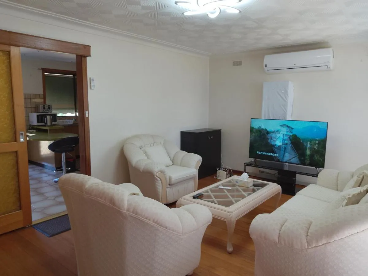Charming Three-Bedroom Holiday Home Near Tourist Attractions — 4