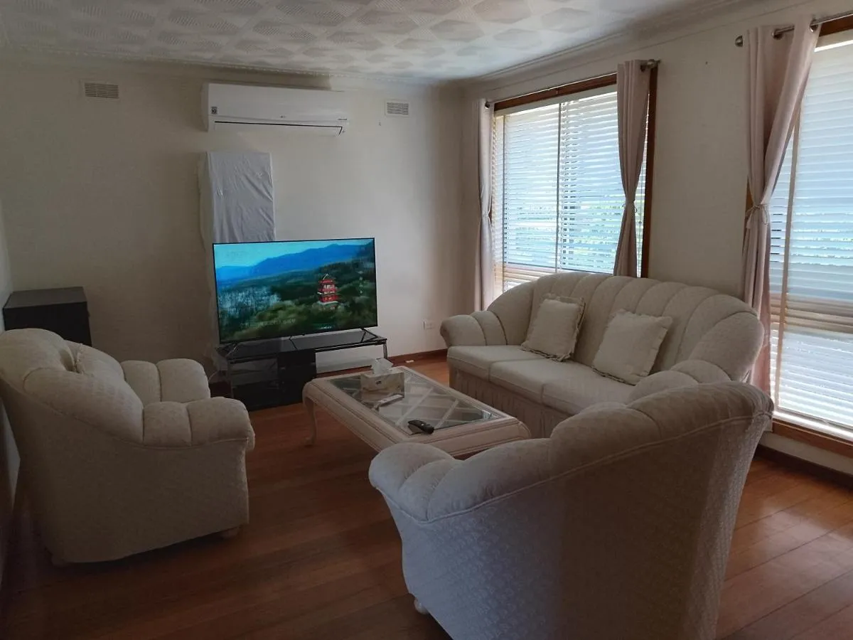 Charming Three-Bedroom Holiday Home Near Tourist Attractions — 5
