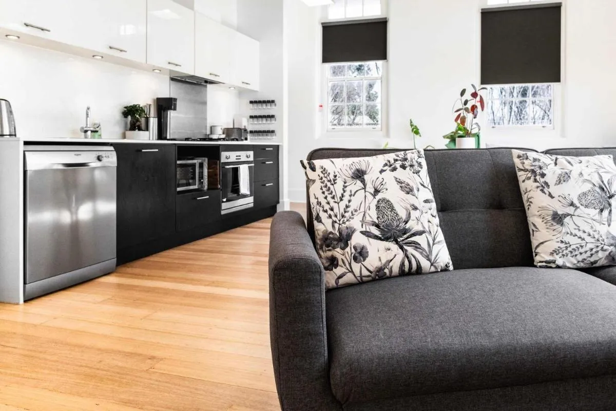 Chic 1BR Apartment in Peaceful Parkville — 4