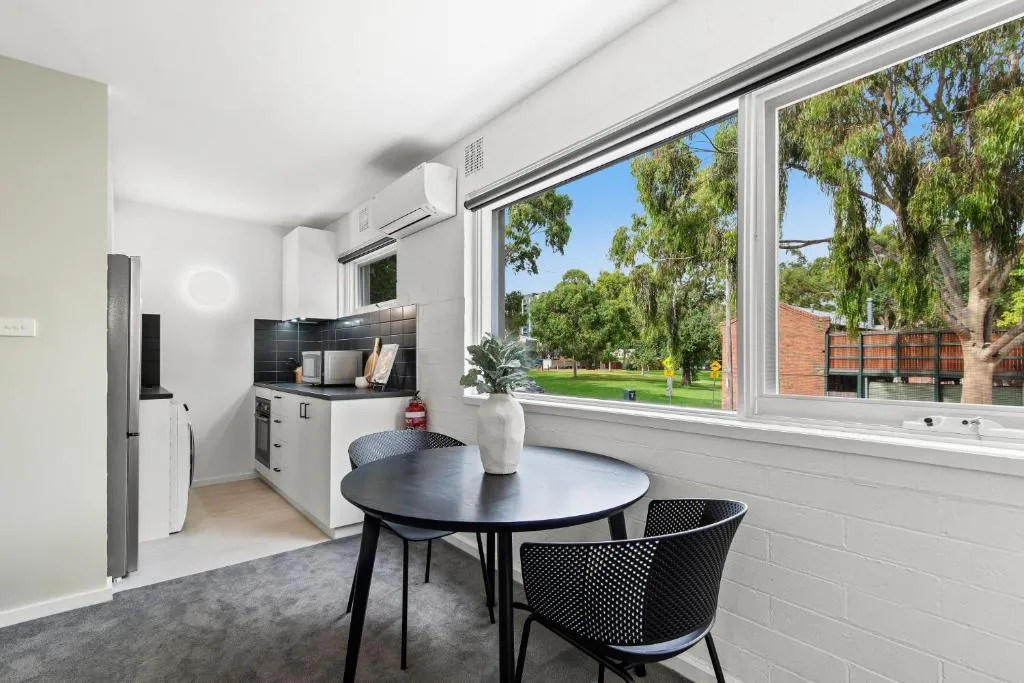 Chic 1-Bed Apartment Across from Royal Park