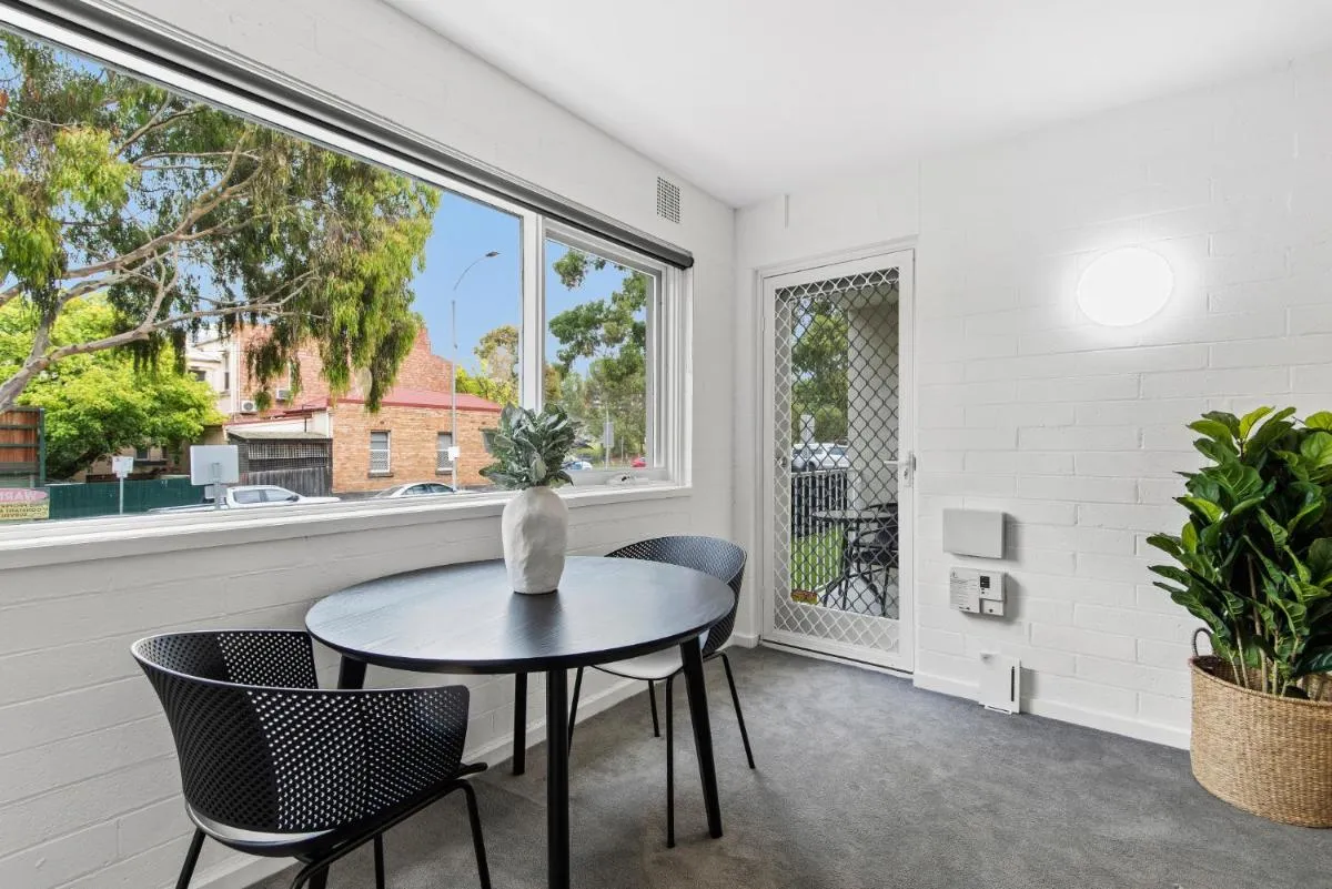 Chic 1-Bed Apartment Across from Royal Park — 5
