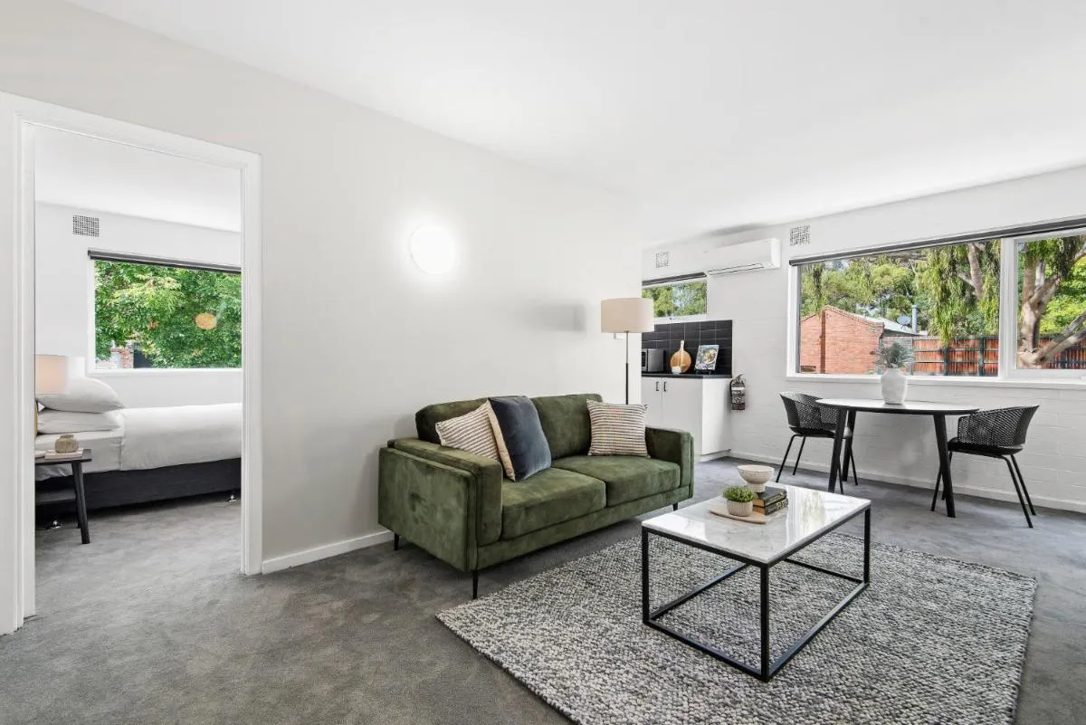 Chic 1-Bed Apartment Across from Royal Park — 4