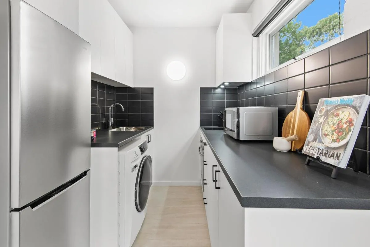 Chic 1-Bed Apartment Across from Royal Park — 3