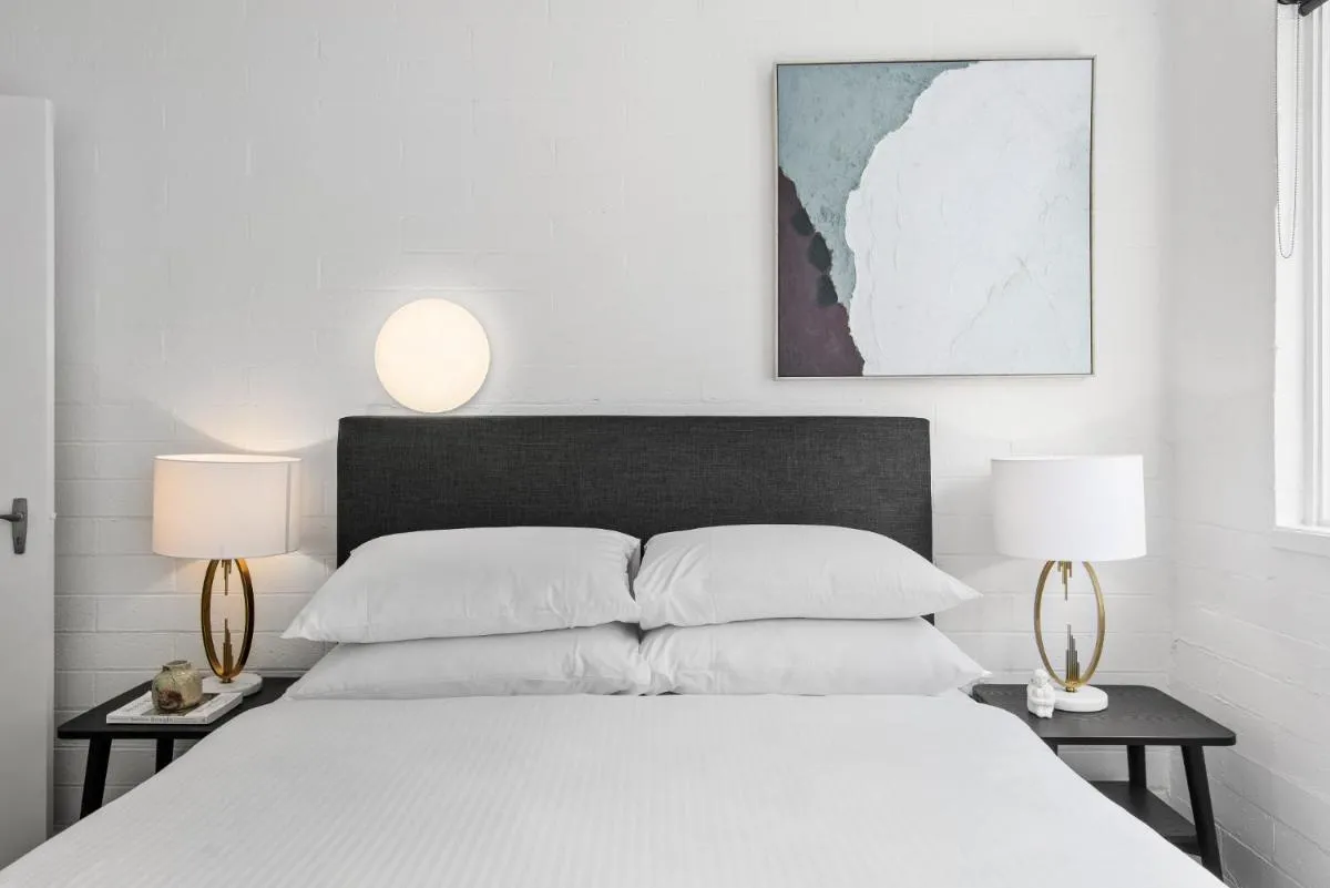 Chic 1-Bed Apartment Across from Royal Park — 2