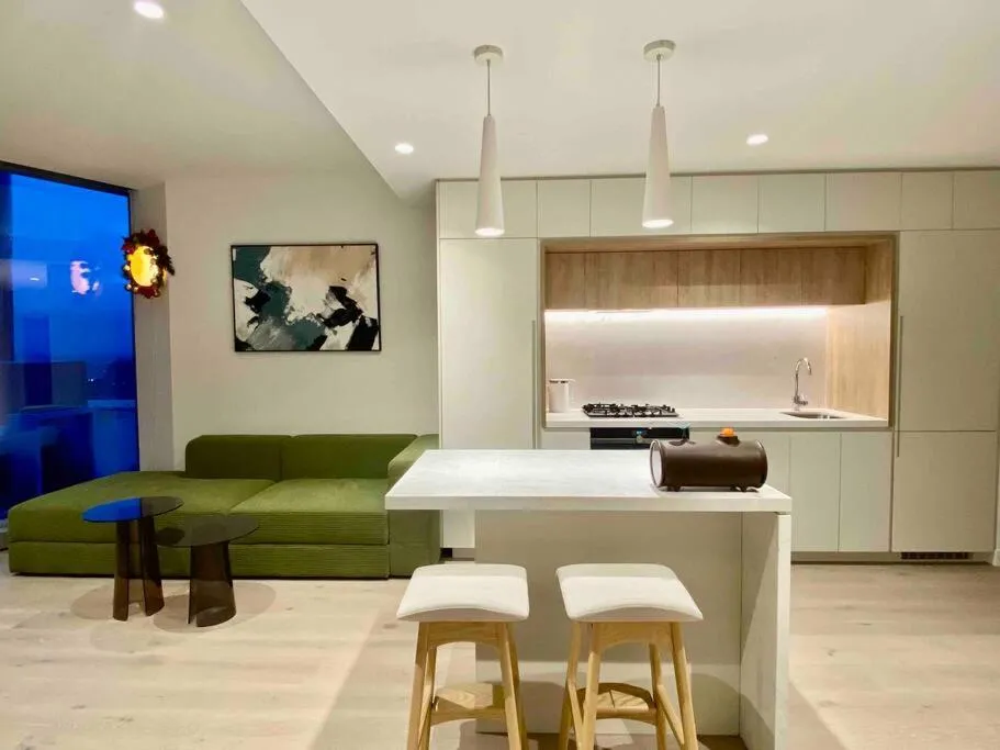 Chic 2BR Luxury Apt in Prime West Side Complex Center of It All