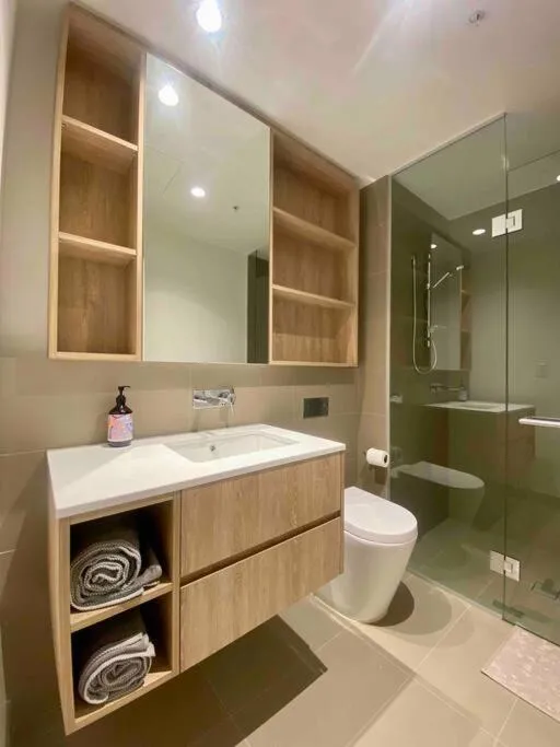 Chic 2BR Luxury Apt in Prime West Side Complex Center of It All — 4
