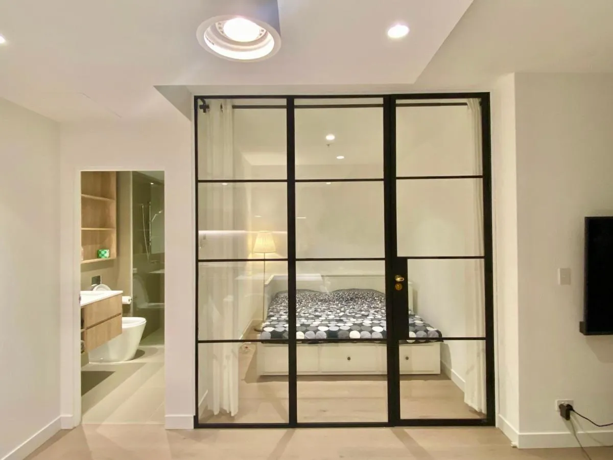 Chic 2BR Luxury Apt in Prime West Side Complex Center of It All — 2
