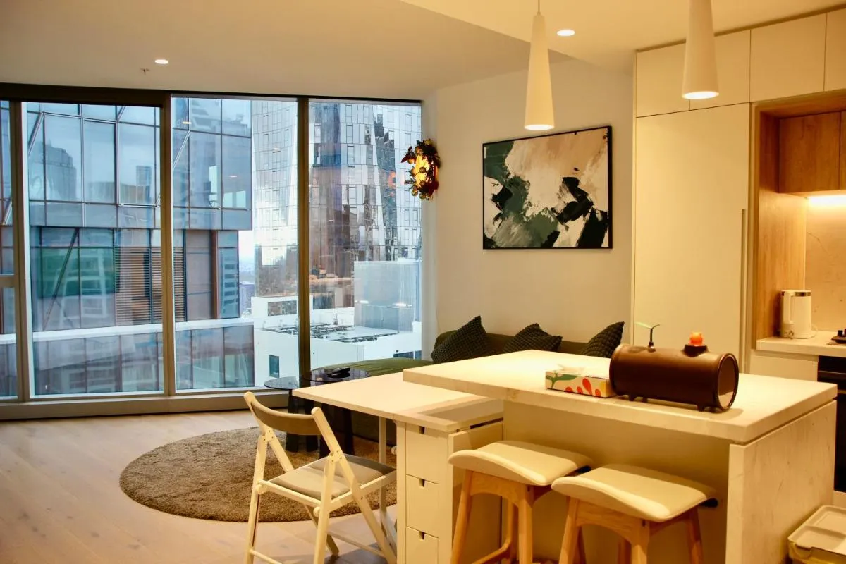 Chic 2BR Luxury Apt in Prime West Side Complex Center of It All — 5