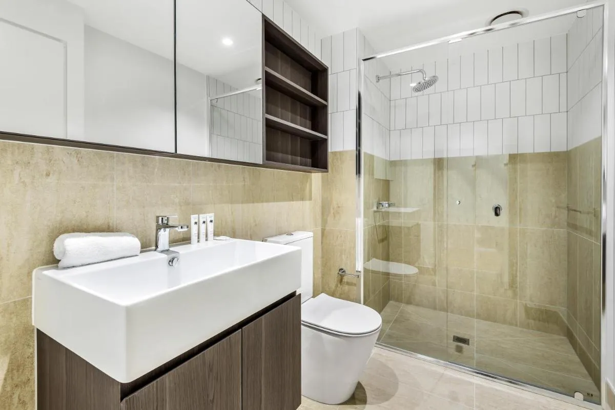 Chic Urban Escape Pool, Gym And City Charm — 3