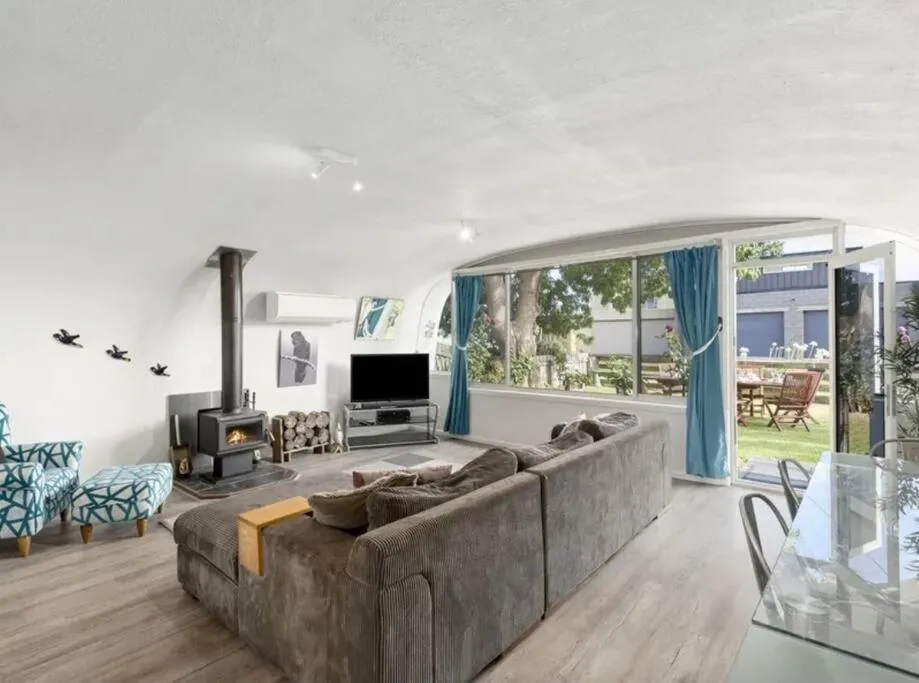 Chill at our Igloo cottage – 100m stroll to beach — 5