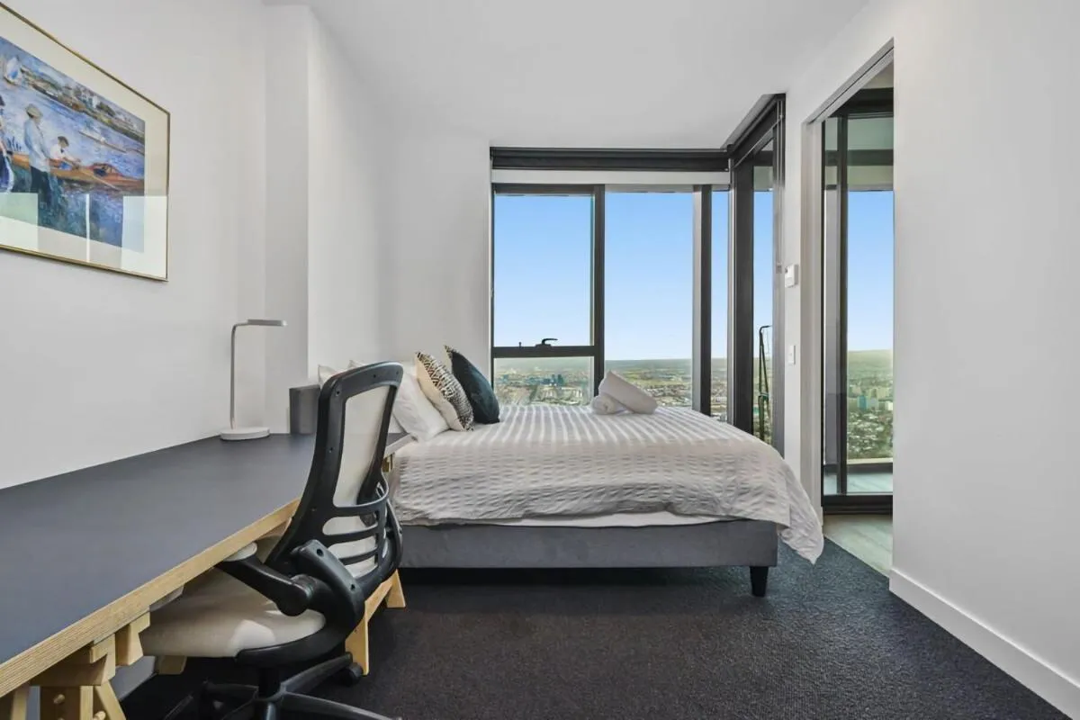 City Views 2BR Gem Near Queen Vic — 2