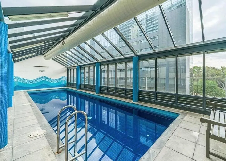 City skyline views with swimming pool! — 4