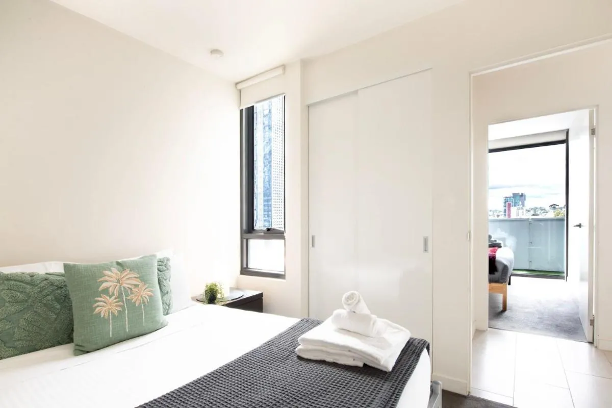 Clarendon St Chic 2 Bedroom Apartment w Parking — 2