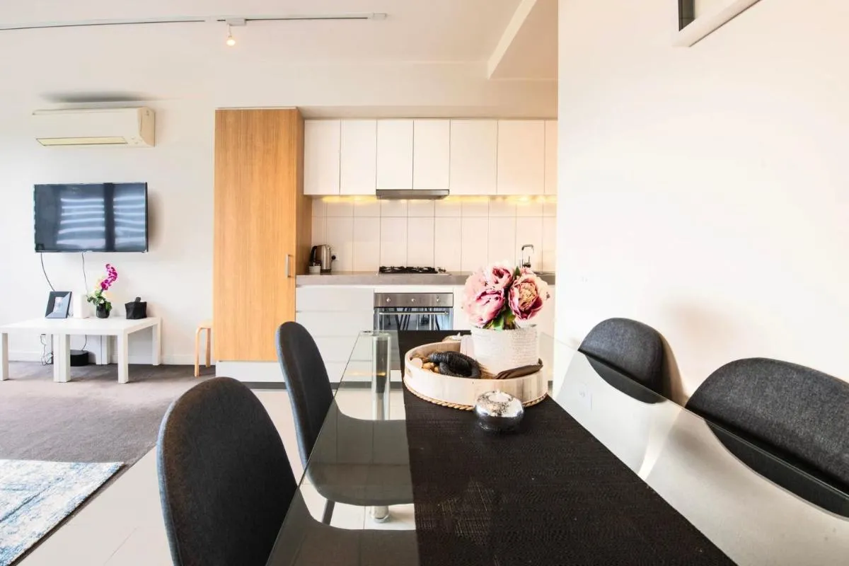 Clarendon St Chic 2 Bedroom Apartment w Parking — 3