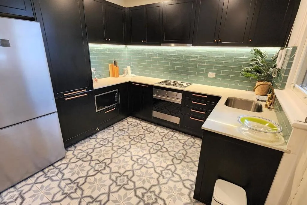 Classic comfort, space and style, steps from Albert Park — 4