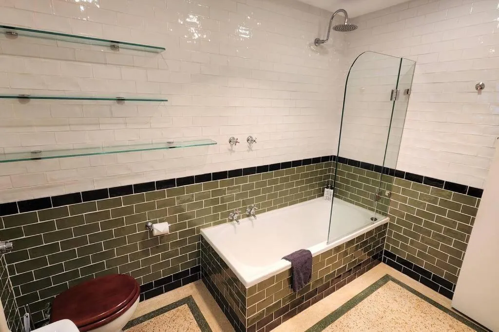 Classic comfort, space and style, steps from Albert Park — 3