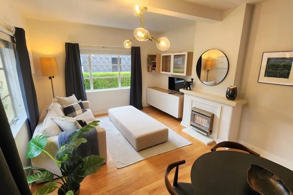 Classic comfort, space and style, steps from Albert Park — 5