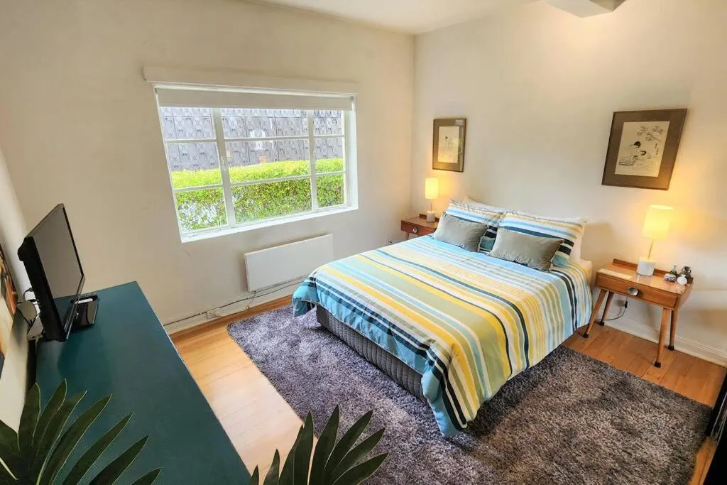 Classic comfort, space and style, steps from Albert Park — 2