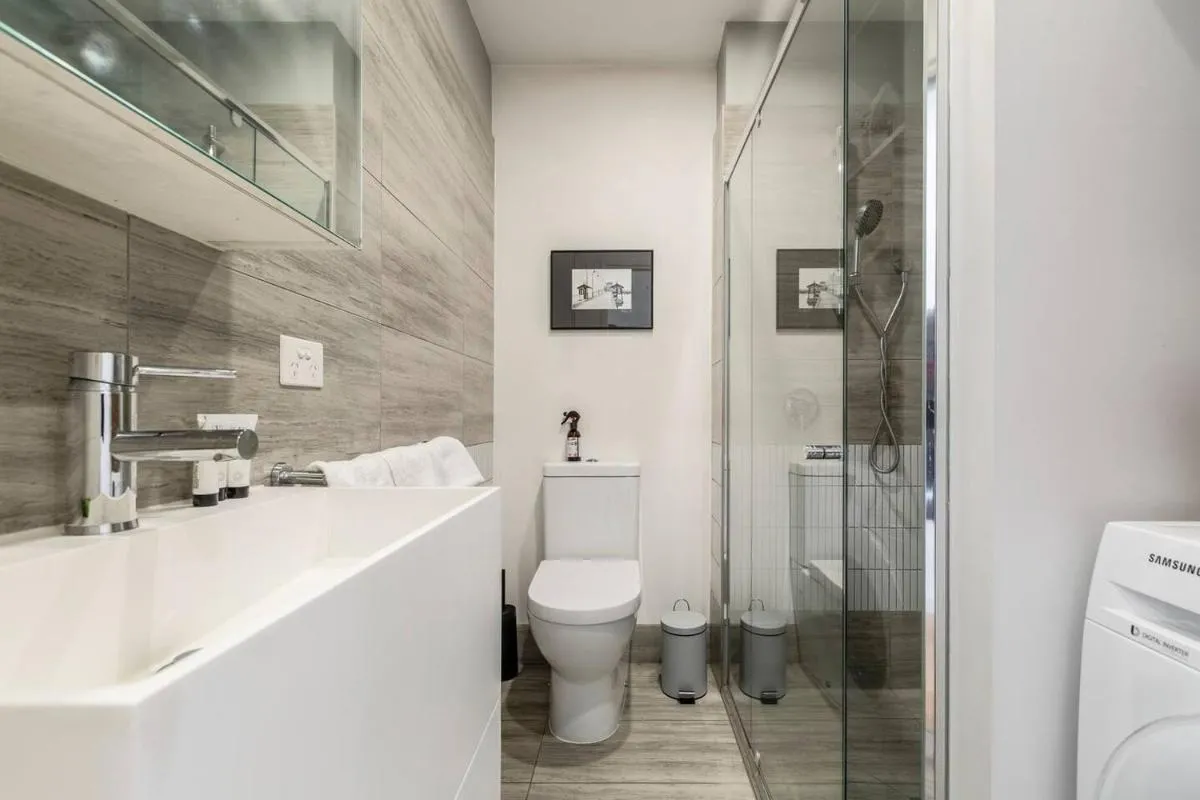 Collingwood Charm – Centrally Located with Balcony — 3
