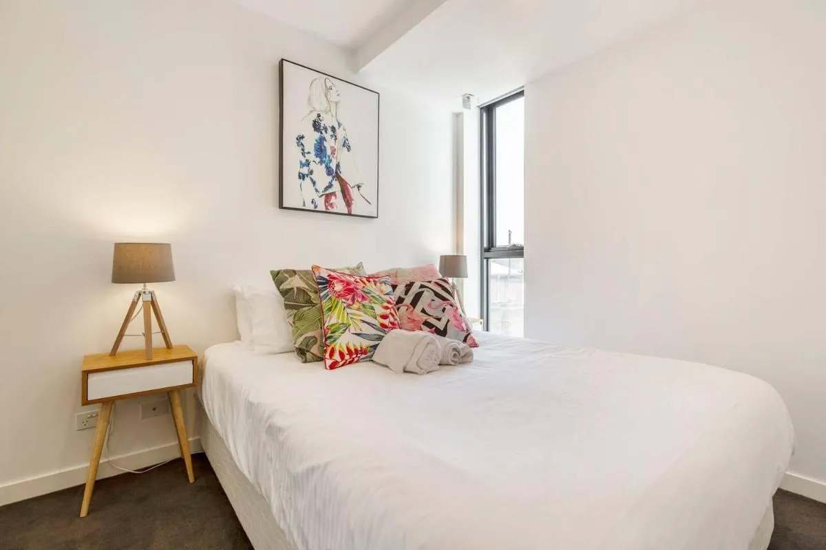 Collingwood Charm – Centrally Located with Balcony — 2
