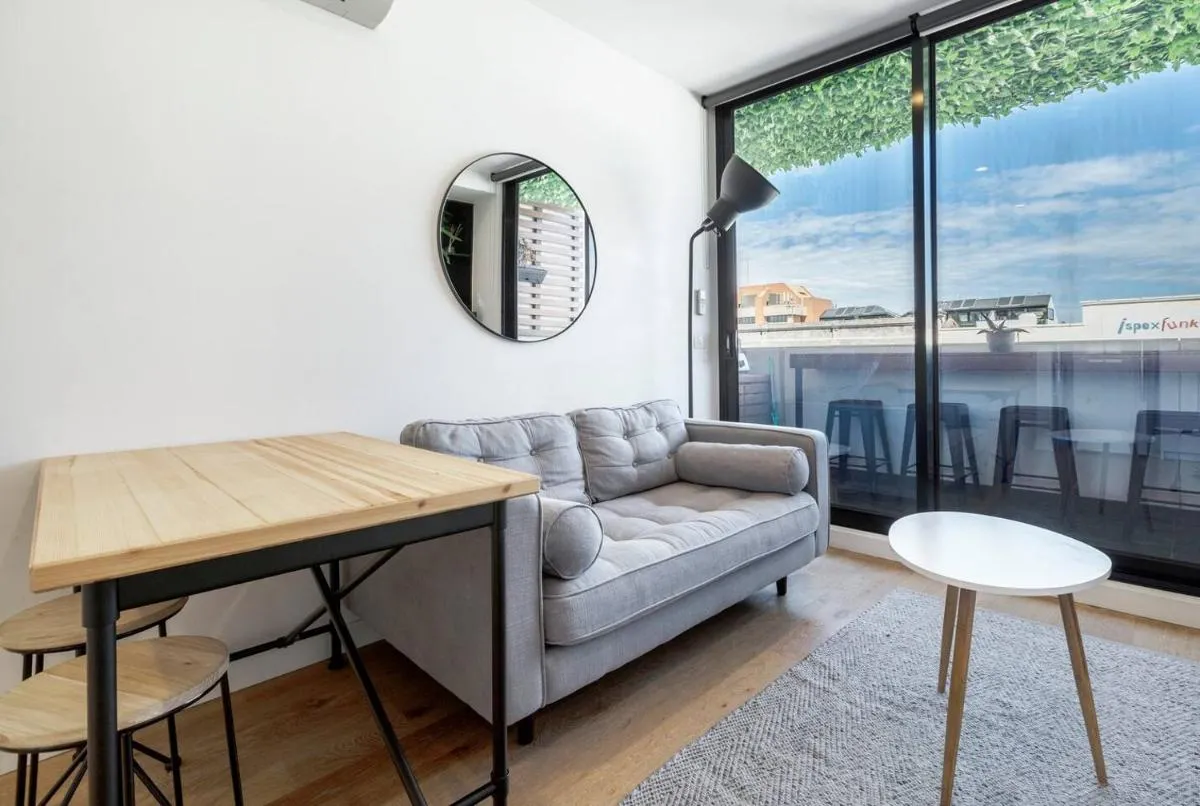 Collingwood Charm – Centrally Located with Balcony — 4