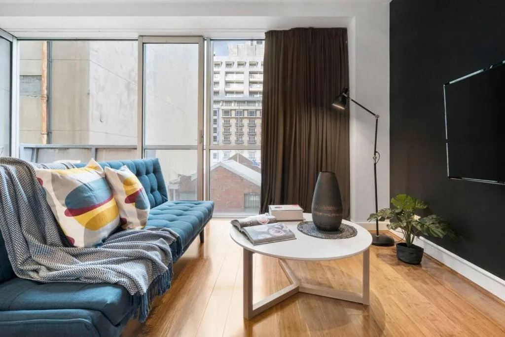 ‘Collins Central’ Sleek Light-filled Pad in the CBD