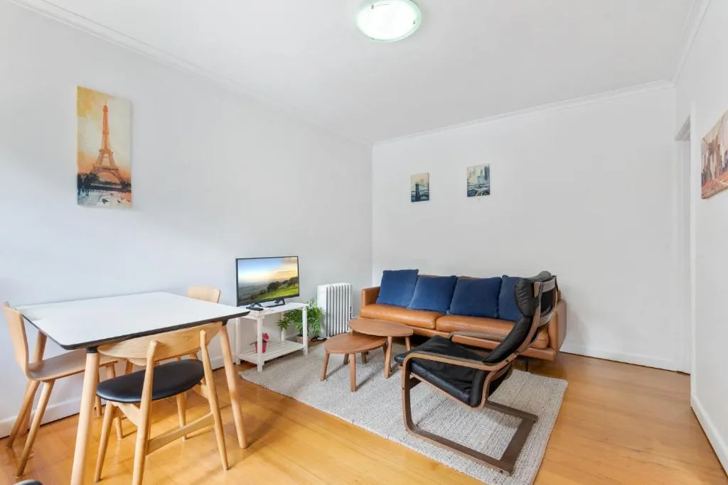 Comfy One-Bedroom Unit Between City and Airport