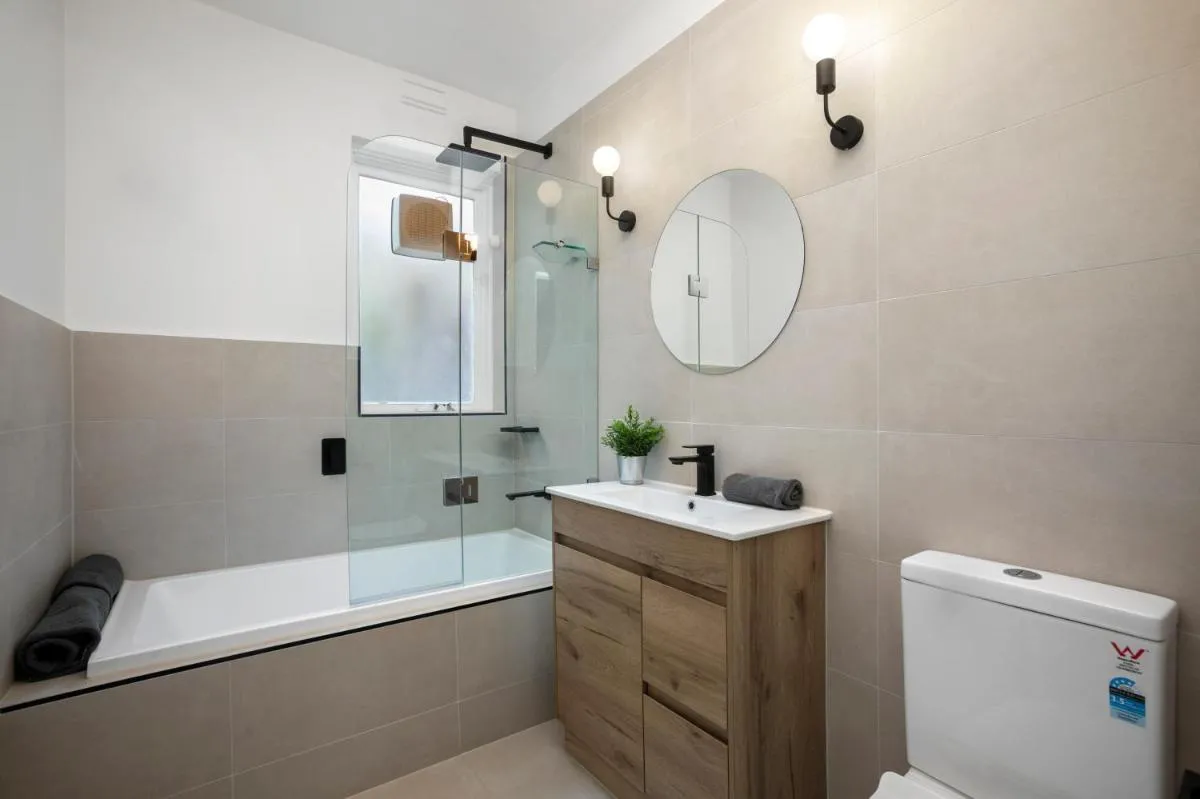 Complete Host Cromwell Rd Apartments — 3