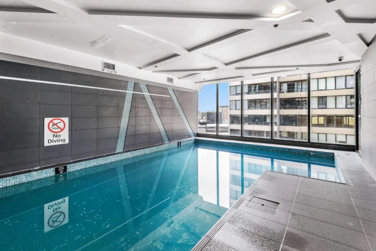 Contemporary 1-Bed Apartment with Pool and Gym — 4