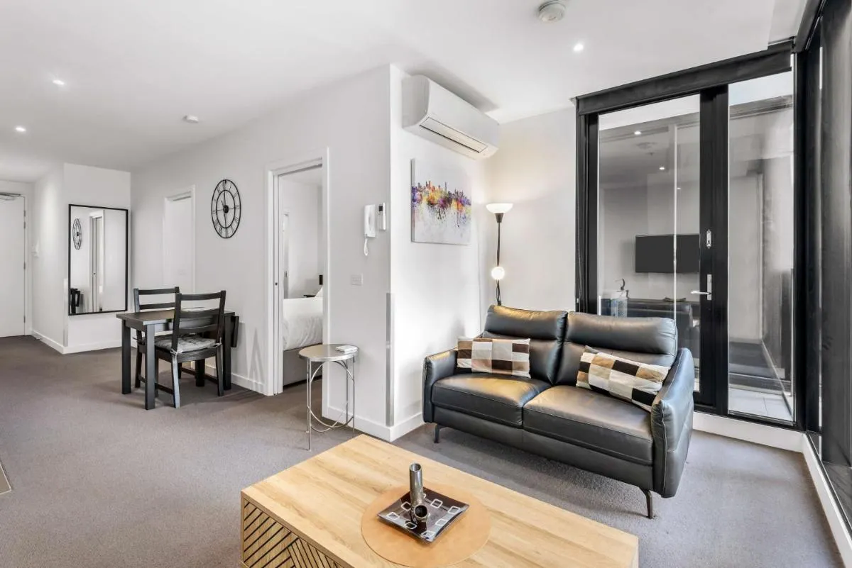 Contemporary 1-Bed Apartment with Pool and Gym — 5