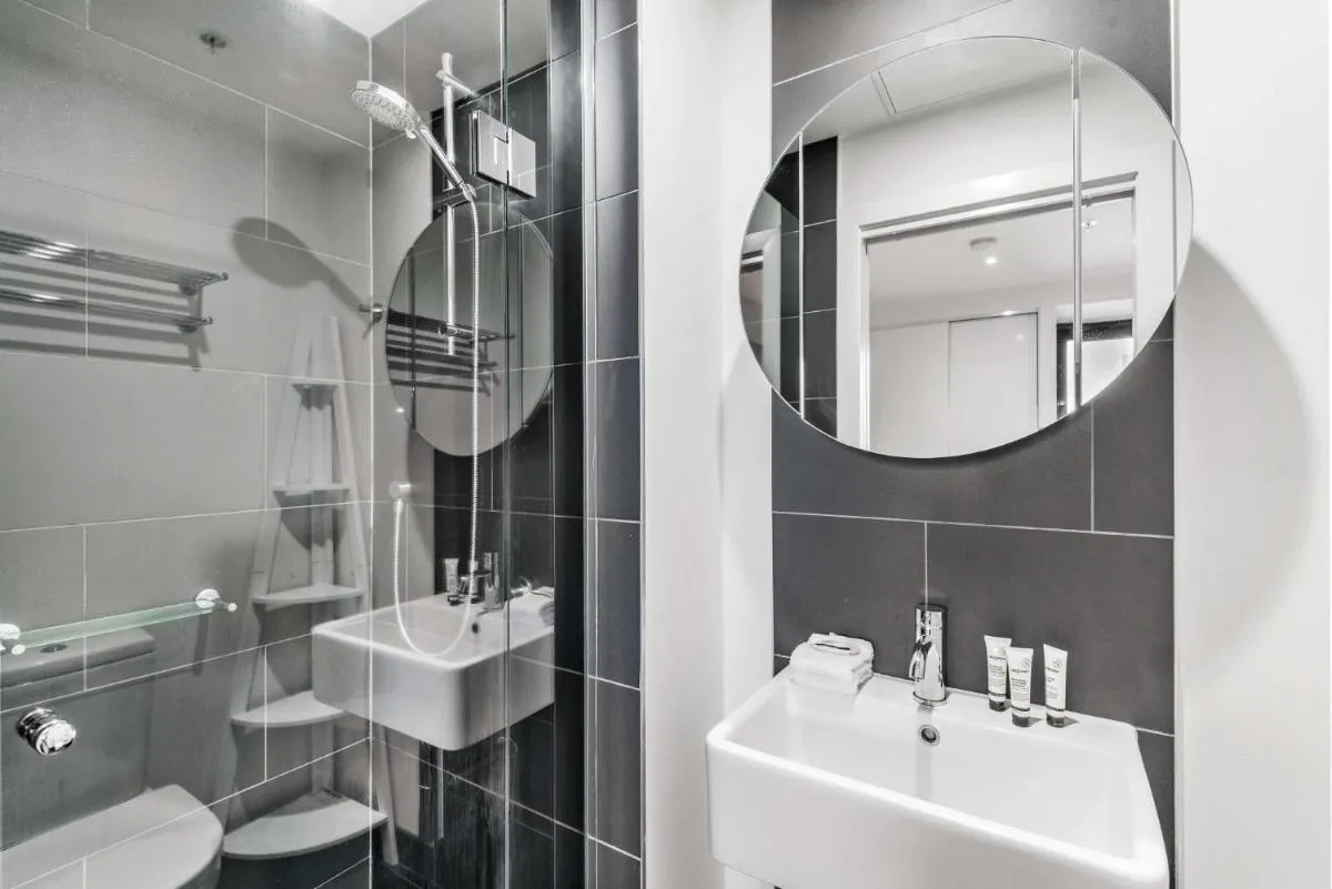 Contemporary 1-Bed Apartment with Pool and Gym — 3