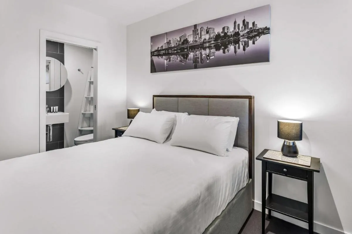 Contemporary 1-Bed Apartment with Pool and Gym — 2