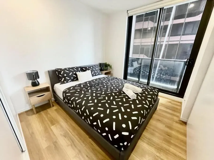 Contemporary 2-Bed Apartment in Melbourne CBD — 2