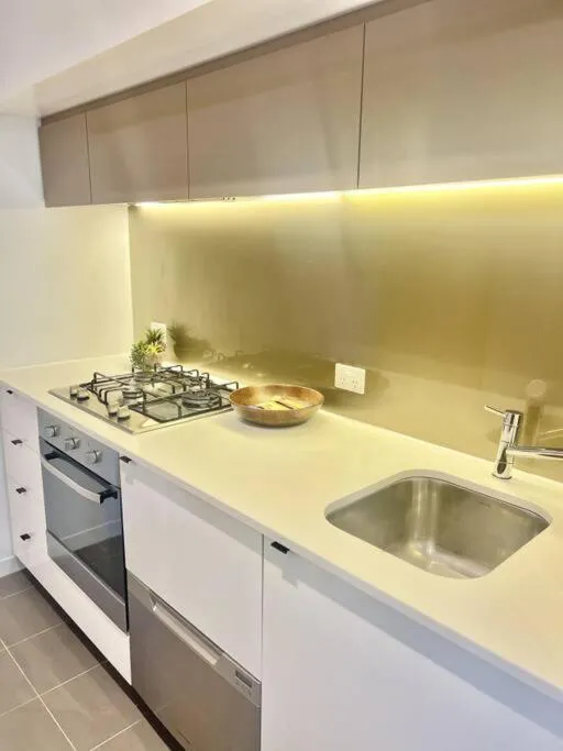 Contemporary 2-Bed Apartment in Melbourne CBD — 4