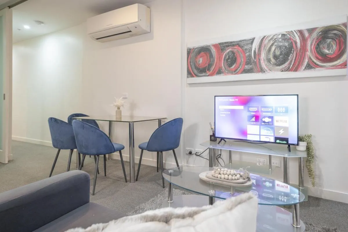 Convenience 2br1ba Apartment Mel Cbd With Study — 5