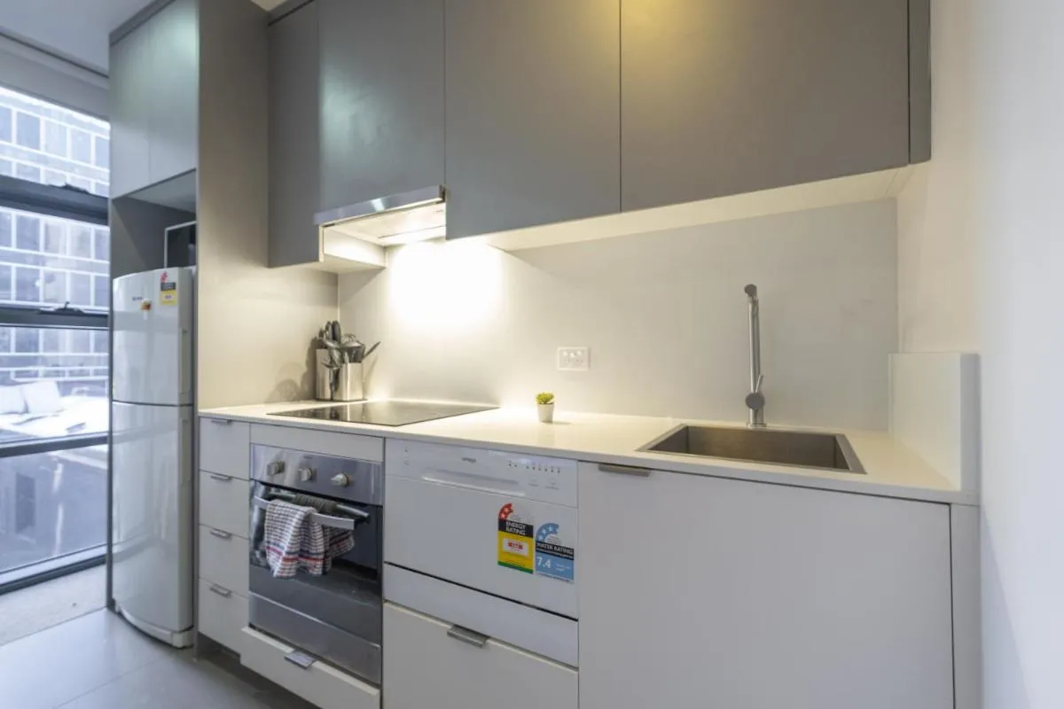 Convenience 2br1ba Apartment Mel Cbd With Study — 4