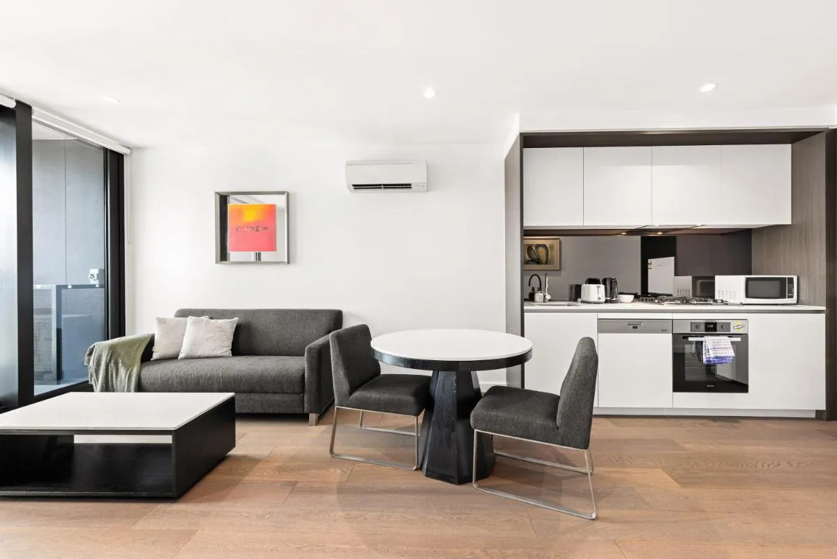 Convenient One Bedroom Apartment in Docklands — 2