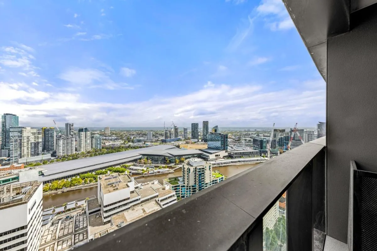 Convenient One Bedroom Apartment in Docklands — 4