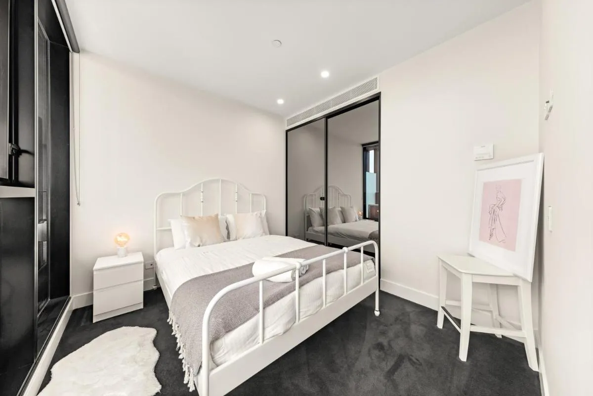 Convenient located 1 bedroom Apartment in Hawthorn — 2