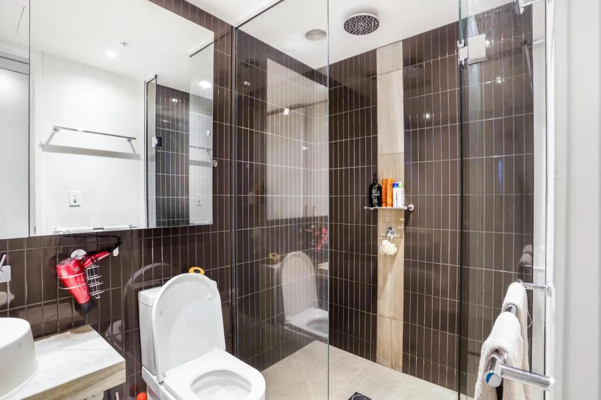 Cosy 2-bedroom retreat with city view near QVM — 3