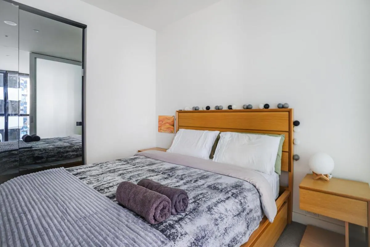 Cosy 2-bedroom retreat with city view near QVM — 2