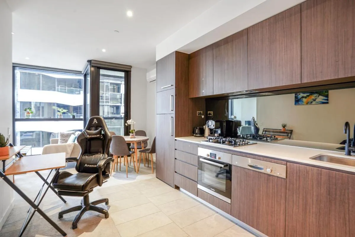 Cosy 2-bedroom retreat with city view near QVM — 5