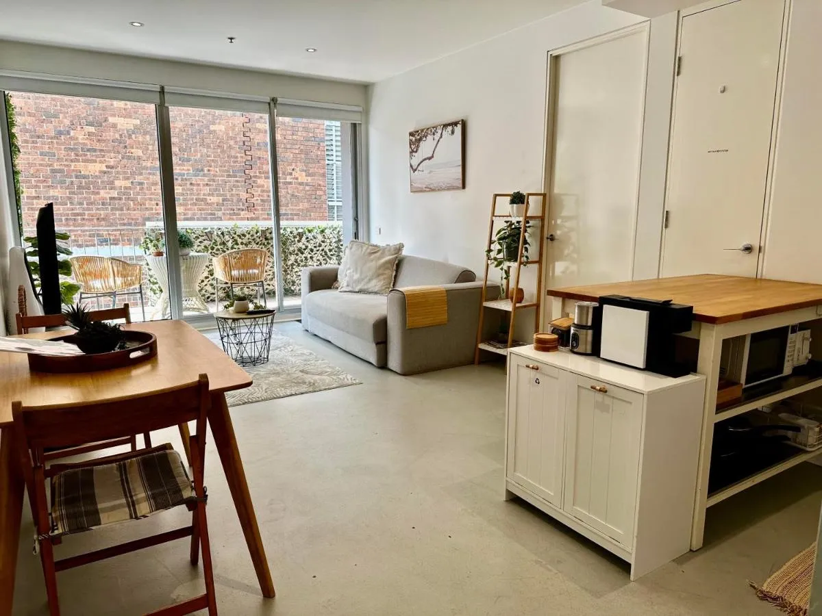Cosy Beach Apartment with Free Secure Car Park — 3