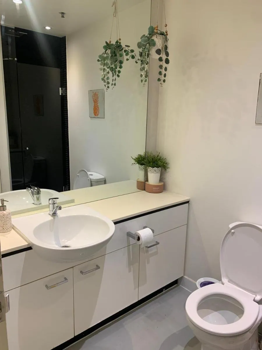 Cosy Beach Apartment with Free Secure Car Park — 4