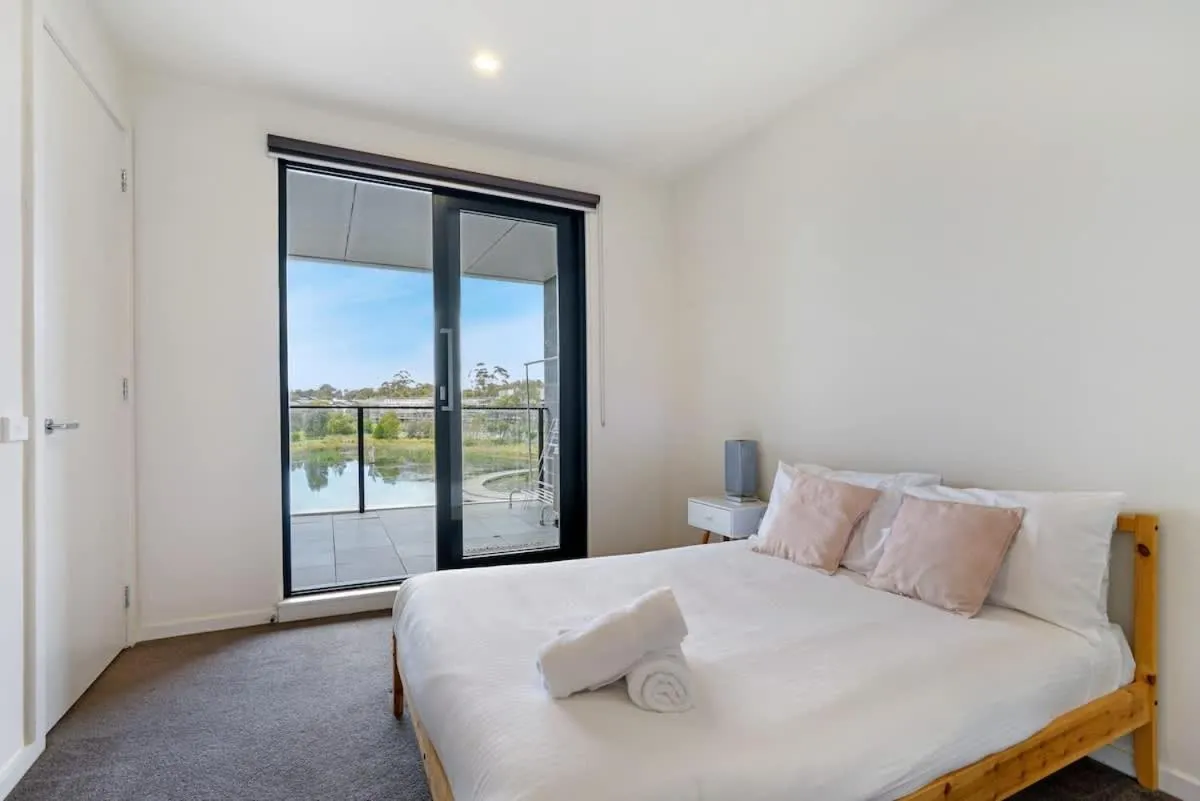 Cozy & Convenient Bundoora Apt withparking — 2