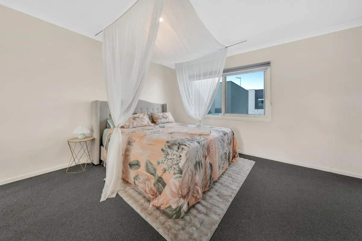 Cozy Lake Facing Apartment King Bed — 2